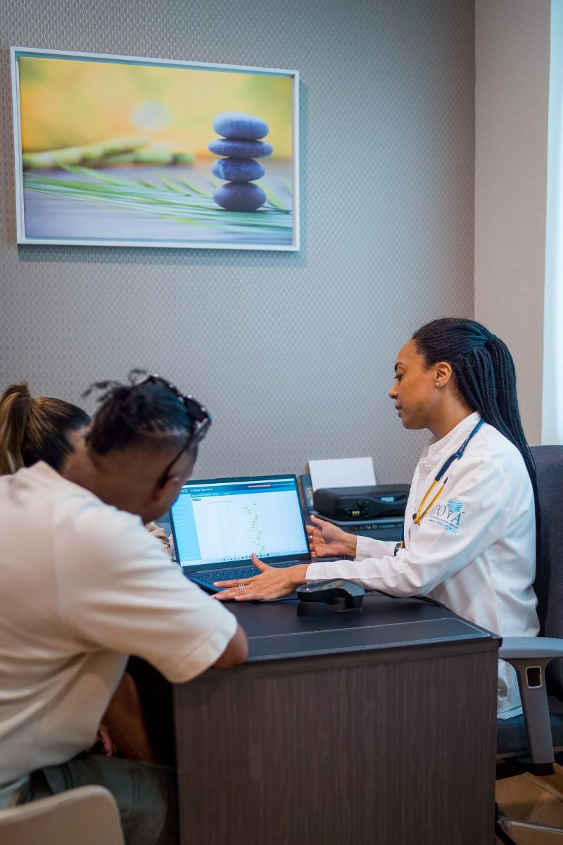 Doctor performing Oligoscan analysis